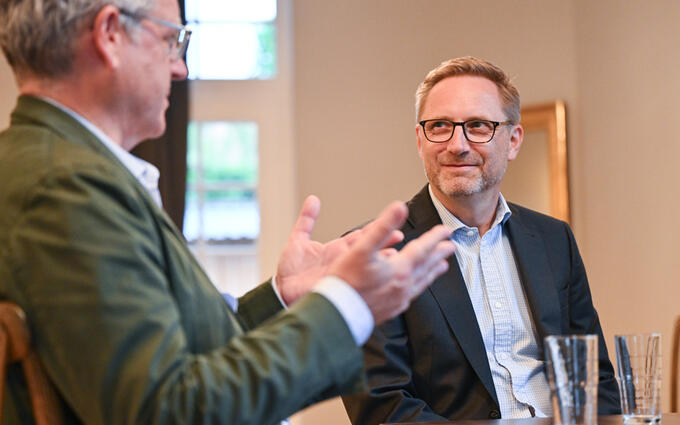 Denis Friess im Gespräch mit Matthias Schmolz (Foto: Vladimir Wegener)