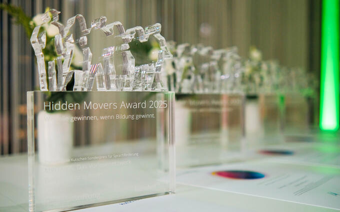 Die bei der diesjährigen Preisverleihung überreichten Trophäen (Foto: Deloitte-Stiftung)