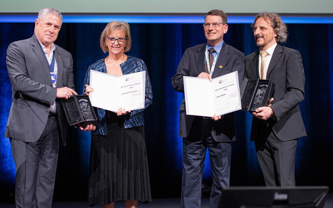 Professor Steve Martin und Professor Kathleen Richardson nehmen den Otto-Schott-Forschungspreis entgegen (Foto: Schott)