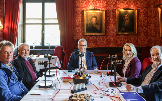Aufnahme des Podcasts mit Erich Steinsdörfer, Dr. Heinz-Rudi Spiegel, Matthias Schmolz, Stephanie Berger und Dr. Ambros Schindler