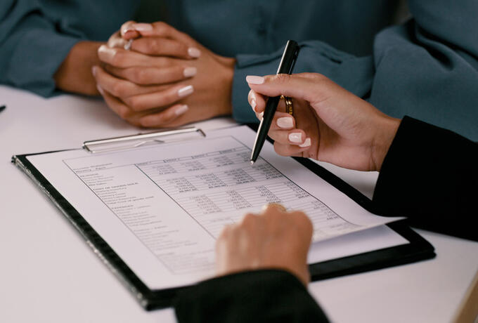 Stiftung ist rechtsfähig, wenn sie Voraussetzungen für eine rechtsfähige Stiftung – wie Anerkennung bei der Stiftungsbehörde – erfüllt. (Foto: iStock/Kobus Louw)