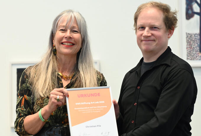 Dr. Stefanie Abke, geschäftsführende Vorständin der EWE Stiftung, überreichte den Preis an den Künstler Christian Pilz (Foto: diebilderwerft)