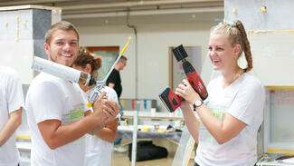 Junge Handwerker im Workshop auf der Green. Building. Solutions. 2017 (Foto: Sto-Stiftung/Christoph Große)