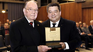 Marls Bürgermeister Werner Arndt (re.) überreicht Frederico Engel die Stadtplakette (Foto: Stadt Marl/Jürgen Wolter)