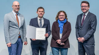 Prof. Dr. Philip Raake, Dr. Florian Kleefeldt (Preisträger), Dr. Marija Orlovic (Stifterin) und Prof. Dr. Dr. Stephan von Haehling (v.li.) (Foto: DGK/Thomas Hauss)
