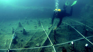 Tauchgang zu "La Marmotta" (Foto: Museo delle Civiltà. Project: Tools, Techniques and Specialists: the keys to understand the Mesolithic-Neolithic transition in Mediterranean Europe (PID2020-112513RB-I00). Ministerio de Ciencia e Innovación. Agencia Estatal de Investigación)