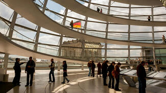 Symbolfoto: Besucher im Bundestag (Foto: Donatello Trisolino/Pexels)