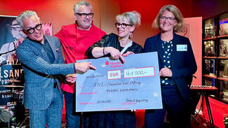 Petra und Jörg Leroy (Mitte) überreichen Dr. Susanne Schaefer, Geschäftsführerin der ZNS-Stiftung, und Dr. Stefan Zimmer, Vizepräsident der ZNS-Stiftung, einen Scheck über 41.000 Euro (Foto: ZNS-Stiftung)