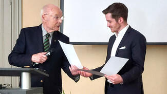 Stifter Horst H. Kanert überreichte Stephan Traidl die Auszeichnung (Foto: Prof. Peter Zabel)