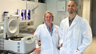 Dr. Ilonka Engelhardt und Dr. Kyle Mason-Jones im Labor (Foto: Franziska Schaedler)