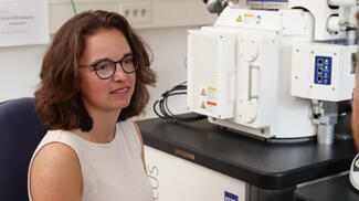 Lena Marie Saure im Labor (Video: Daimler und Benz Stiftung)