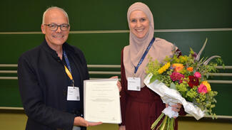 Übergabe der Urkunde an Dr. Imane Henni Rached (Foto: Torben Brinkema)