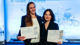 Dr.-Ing. Julia Rosenberger (li.) und Dr. Liana Khamidullina (Foto: Jonas Kron/VDE) Dr.-Ing. Julia Rosenberger (li.) und Dr. Liana Khamidullina (Foto: Jonas Kron/VDE)