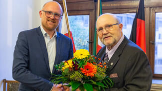 Duisburgs Oberbürgermeister Sören Link übergibt die Mercator Ehrennadel an Reinhold Kube (Foto: Malte Werning/Stadt Duisburg)