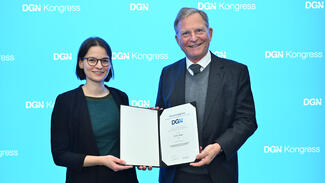 Vergabe des Felgenhauer-Forschungspreises an Dr. Livia Asan durch Prof. Dr. Helmuth Steinmetz, Kommissionsvorsitzender der Stiftung Junge Neurowissenschaftler (Foto: Claudius Pflug) Vergabe des Felgenhauer-Forschungspreises an Dr. Livia Asan durch Prof. Dr. Helmuth Steinmetz, Kommissionsvorsitzender der Stiftung Junge Neurowissenschaftler (Foto: Claudius Pflug)