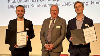 Förderpreisträger Florian olde Heuvel, Laudator Prof. (em.) Dr. med. Andreas Unterberg und Stipendiat Henry David Wichter bei der Preisverleihung im Rahmen des 16. Nachsorgekongresses der ZNS-Stiftung in Dresden (v.li.) (Foto: ZNS-Stiftung) Förderpreisträger Florian olde Heuvel, Laudator Prof. (em.) Dr. med. Andreas Unterberg und Stipendiat Henry David Wichter bei der Preisverleihung im Rahmen des 16. Nachsorgekongresses der ZNS-Stiftung in Dresden (v.li.) (Foto: ZNS-Stiftung)