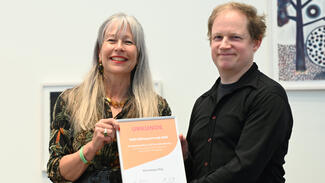 Dr. Stefanie Abke, geschäftsführende Vorständin der EWE Stiftung, überreichte den Preis an den Künstler Christian Pilz (Foto: diebilderwerft) Dr. Stefanie Abke, geschäftsführende Vorständin der EWE Stiftung, überreichte den Preis an den Künstler Christian Pilz (Foto: diebilderwerft)