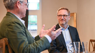 Denis Friess im Gespräch mit Matthias Schmolz (Foto: Vladimir Wegener)