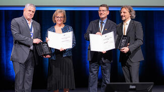 Professor Steve Martin und Professor Kathleen Richardson nehmen den Otto-Schott-Forschungspreis entgegen (Foto: Schott)