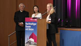 Dr. Lei Lei und Dr. Inka Mai, Preisträgerinnen des Klaus-Dyckerhoff-Preises 2021, und ihr Laudator, Prof. Dr. Albrecht Wolter (Foto: BetonTage/photodesign_buhl)