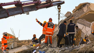 Aufräumarbeiten nach Erdbeben (Foto: samimibirfotografci/Pexels)