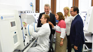 NRW-Wirtschafts- und Digitalminister Pinkwart zu Besuch im IFZ (Foto: Michael Lübke)