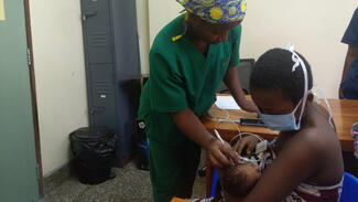 Neugeborenenscreening in Tansania (Foto: Dr. Richard)