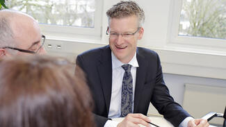 Markus Heuel, Mitglied der DSZ-Geschäftsführung, in einem Beratungsgespräch Markus Heuel, Mitglied der DSZ-Geschäftsführung, in einem Beratungsgespräch