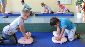 Erste-Hilfe-Kurs für Kinder im Rahmen des Projekts "Jeder kann ein Held sein" (Foto: Pépinière e.V.)