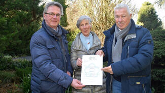Erich Steinsdörfer (Stiftung Arboretum Park Härle), Linda Zimmermann (Arboretum Park Härle) und Prof. Dr. Karl-Heinz Erdmann (Vorstand NRW-Stiftung) (v.li.) (Foto: Frank Engel-Strebel)