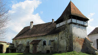 Pfarrhaus mit Wehrturm im rumänischen Martinsdorf (Siebenbürgen) (Foto: Gregor Botzet/Handwerkerschule Martinsdorf/Siebenbürgen e.V.)