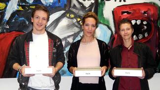 Beim Bestenwettbewerb im Maler- und Lackiererhandwerk wurden Carsten Heere, Julia Felderhoff und Jennyfer Palapies von der Sto-Stiftung mit einem iPad für sehr gute Leistungen in der Ge-sellenprüfung belohnt (Foto: Sto-Stiftung)